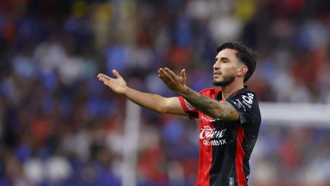 GUADALAJARA (MÉXICO), 06/11/2024.- Edgar Zaldivar de Atlas celebra un gol anotado a Cruz Azul este miércoles, durante un partido correspondiente a la jornada 16 del Torneo Apertura 2024 de la liga del fútbol mexicano, disputado en el estadio Jalisco, en Guadalajara (México). EFE/ Francisco Guasco