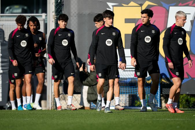 Los jugadores del FC Barcelona durante el entrenamiento del primer equipo azulgrana realizado este viernes en las instalaciones de la Ciudad Deportiva Joan Gamper de cara al próximo partido de LaLiga que jugarán este sábado contra el Celta de Vigo.