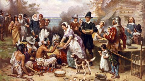 Los peregrinos celebran el primer Día de Acción de Gracias con los indios Wampanoag, quienes les enseñaron a sembrar y cosechar en suelo americano.