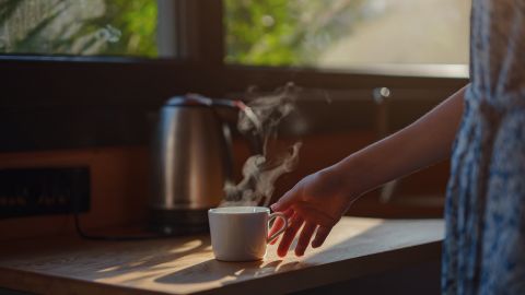 Aunque tomar café puede ser placentero, en cualquier horario, expertos recomiendan que te ajustes a un bloque específico del día.