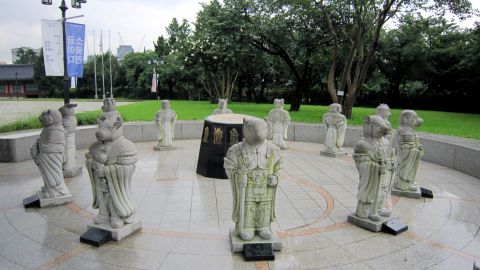 Los 12 signos del zodiaco chino representados en esculturas de piedra.