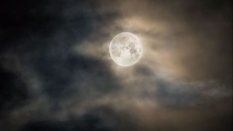La Luna llena de Castor tiene un simbolismo profundo que resuena con la astrología.