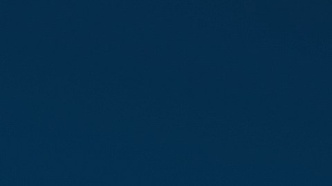 Una luna nueva apenas se asoma en el cielo.