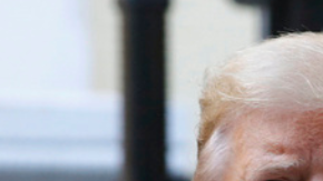 Izquierda: El presidente Donald Trump sostiene una Biblia mientras visita el exterior de la iglesia St. John's, el 1 de junio de 2020, en Washington. Derecha: Madonna lleva una parrilla dental al llegar a la 56ª entrega anual de los Premios Grammy en el Staples Center el domingo 26 de enero de 2014, en Los Ángeles.