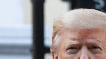 Izquierda: El presidente Donald Trump sostiene una Biblia mientras visita el exterior de la iglesia St. John's, el 1 de junio de 2020, en Washington. Derecha: Madonna lleva una parrilla dental al llegar a la 56ª entrega anual de los Premios Grammy en el Staples Center el domingo 26 de enero de 2014, en Los Ángeles.