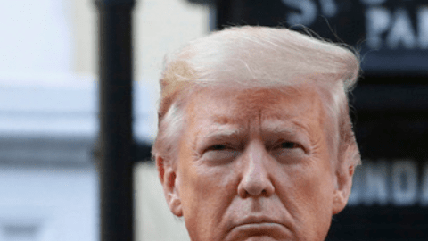 Izquierda: El presidente Donald Trump sostiene una Biblia mientras visita el exterior de la iglesia St. John's, el 1 de junio de 2020, en Washington. Derecha: Madonna lleva una parrilla dental al llegar a la 56ª entrega anual de los Premios Grammy en el Staples Center el domingo 26 de enero de 2014, en Los Ángeles.