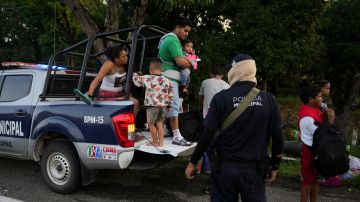 Tras el rescate de los migrantes, los agentes pidieron el apoyo del Instituto Nacional de Migración (INM) para su traslado