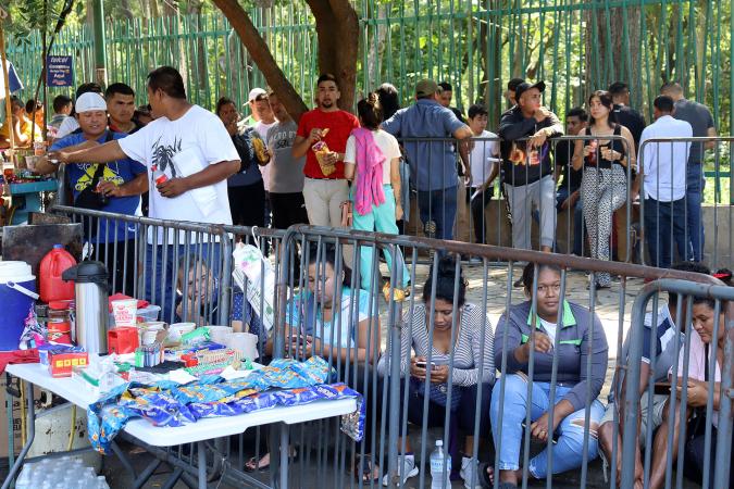 Migrantes hacen fila en estaciones migratorias este lunes, en el municipio de Tapachula en el estado de Chiapas (México).