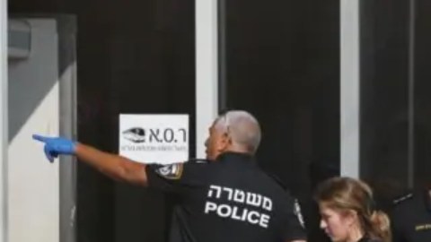 Agentes de la policía israelí custodian un sitio que fue blanco de atentados.