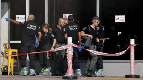 Agentes de la policía israelí custodian un sitio que fue blanco de atentados.