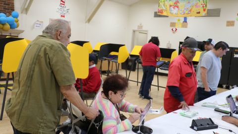 Latinos ejercen su voto en el Centro de Recreación Ramón García, en el este de Los Ángeles.