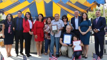 Alfredo Gutiérrez, un veterano de 92 años, es reconocido por autoridades de Baldwin Park.