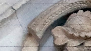 Santos católicos representados en la fachada de una catedral.