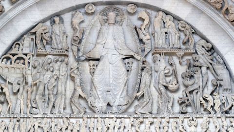 Santos católicos representados en la fachada de una catedral.