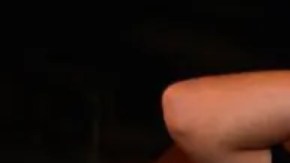 Jóvenes celebran la victoria de Trump en el famoso restaurante cubano Versailles de Miami.