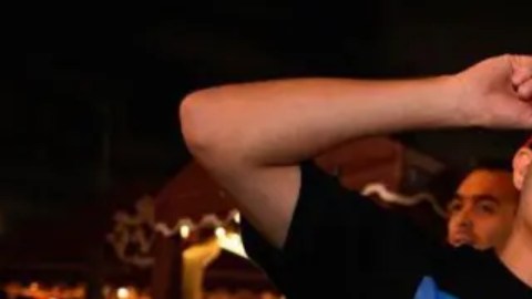 Jóvenes celebran la victoria de Trump en el famoso restaurante cubano Versailles de Miami.