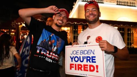 Jóvenes celebran la victoria de Trump en el famoso restaurante cubano Versailles de Miami.