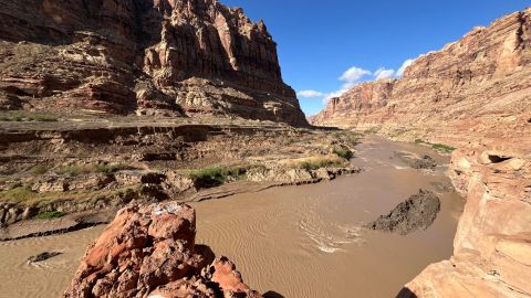 La pareja fue acusada de invadir un campamento histórico de vaqueros en el Parque Nacional Canyonlands en Utah.