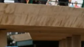 Miles de personas cruzan los puentes que conectan a la ciudad de Valencia con los municipios para llevar suministros y ayudar en las labores de limpieza.