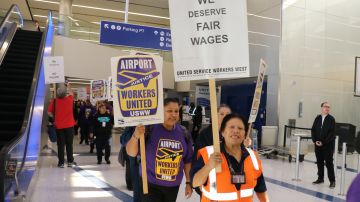 Trabajadores protestan en las instalaciones de LAX.