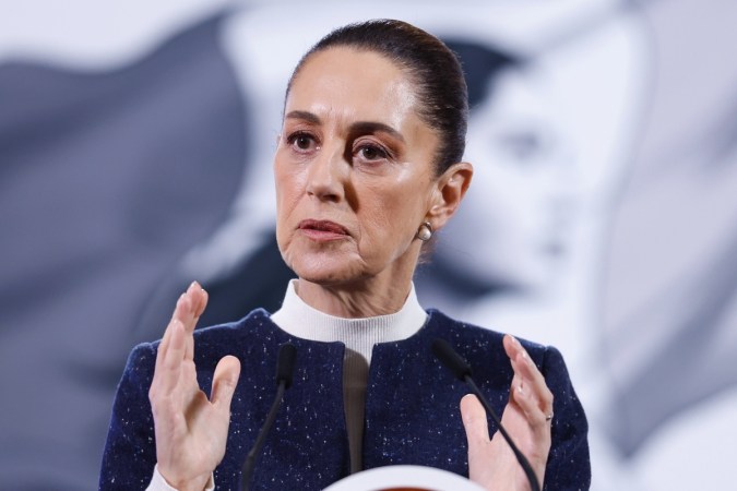 Sheinbaum firma decreto para proteger la industria textil de México