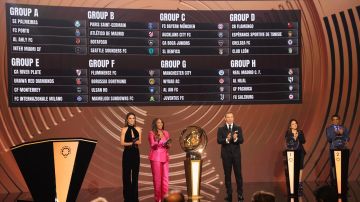 Miami (United States), 05/12/2024.- Italian televsion presenter Diletta Leotta (L) host Samantha Johnson (2L) former Italian soccer star Alessandro del Piero (C) with Singer Gloria Estefan (2R) Peruvian soccer great Teofilo Cubillas (R) following the FIFA Club World Cup 2025 Draw ceremony in Miami, USA, 05 December 2024. FIFA's new club competition will be played for the first time from 15 June to 13?July 2025 in 12 stadiums across the USA. (Mundial de Fútbol) EFE/EPA/CRISTOBAL HERRERA-ULASHKEVICH