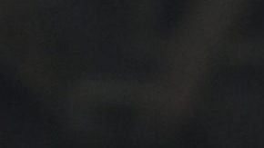 El venezolano Salomón Rondón posando con los dos trofeos que ha ganado el Pachuca hasta ahora en la Copa Intercontinental.