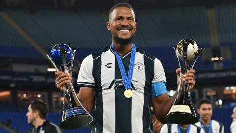 El venezolano Salomón Rondón posando con los dos trofeos que ha ganado el Pachuca hasta ahora en la Copa Intercontinental.