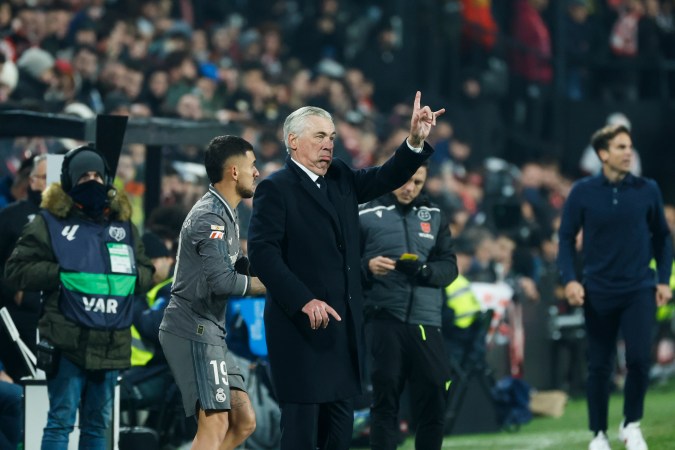 Carlo Ancelotti dando indicaciones durante el encuentro que el Real Madrid disputó ante el Rayo Vallecano este sábado en Vallecas.