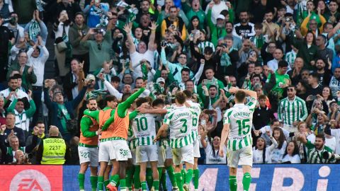 Los jugadores del Betis celebrando el empate ante el FC Barcelona este sábado en el Benito Villamarín de Sevilla.