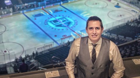 Francisco X. Rivera, la voz en español de Los Angeles Kings, el equipo de la NHL que ha hecho una apuesta decidida por el mercado hispano.