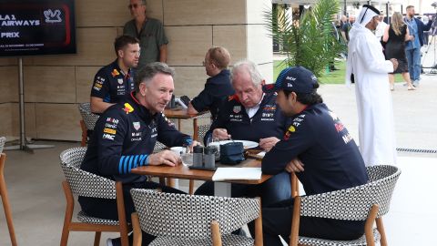 El directo de Red Bull, Christian Horner, acompañado por el asesor de la escudería Helmut Marko y el mexicano Sergio "Checo" Pérez en Qatar.