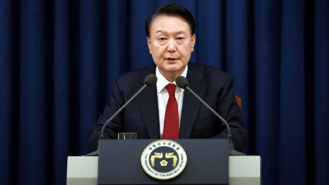 El presidente de Corea del Sur declara la ley marcial para "proteger al país de fuerzas norcoreanas" y provoca protestas en el Parlamento