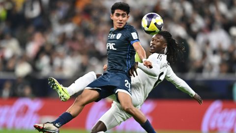 Doha (Qatar), 18/12/2024.- Eduardo Camavinga (R) of Real Madrid and Elias Montiel of CF Pachuca in action during the FIFA Intercontinental Cup 2024 final match between Real Madrid and Pachuca in Lusail, Qatar, 18 December 2024. (Catar) EFE/EPA/NOUSHAD THEKKAYIL