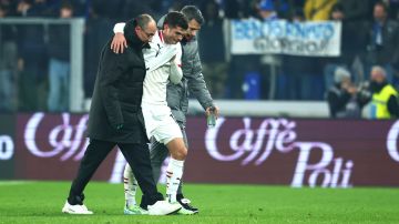 El jugador norteamericano Christian Pulisic tuvo que abandonar el partido del viernes que su equipo, AC Milan, perdió ante el Atalanta por la Serie A.