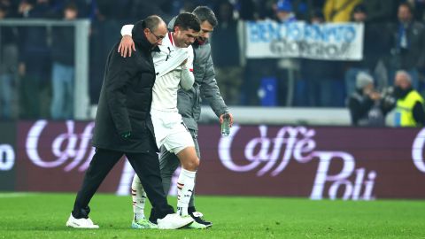 El jugador norteamericano Christian Pulisic tuvo que abandonar el partido del viernes que su equipo, AC Milan, perdió ante el Atalanta por la Serie A.