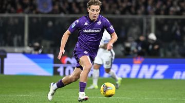 Edoardo Bove en acción durante el partido de fútbol de la Serie A entre Fiorentina e Inter de Milán en el que se desplomó sobre el campo.