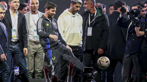 Messi regaló balones autografiados.