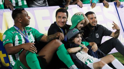 Efraín Juárez celebrando con los jugadores del Atlético Nacional tras vencer al Deportes Tolima (2-0) y coronarse campeón del fútbol colombiano.