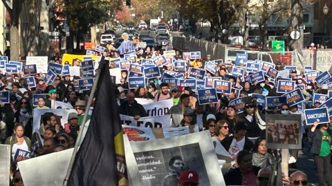 En Sacramento, inmigrantes de todo California piden a legisladores contra las deportaciones.