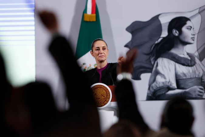 Sheinbaum evalúa otorgar pensión a adultos mayores en EE.UU. y promete protegerlos de deportaciones