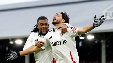 El mexicano Raúl Jiménez celebrando su anotación del domingo en el partido del Fulham ante el Arsenal por la Premier League.