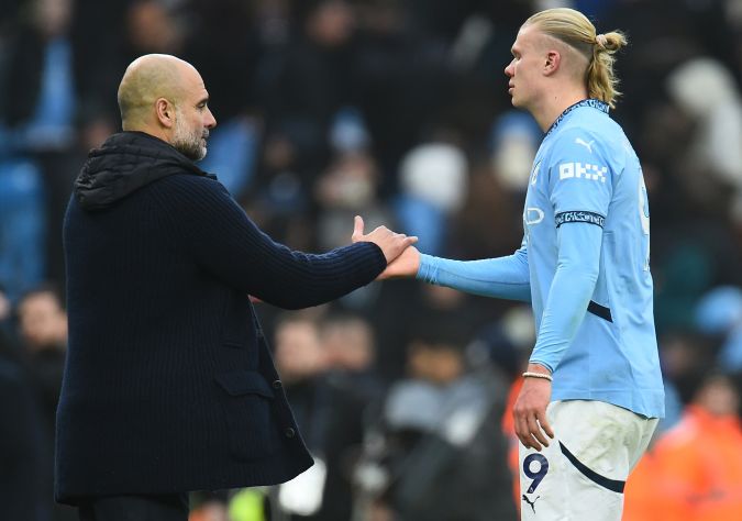 El entrenador del Manchester City, Pep Guardiola, saludando al noruego Erling Haaland después de la victoria sobre el Leicester.