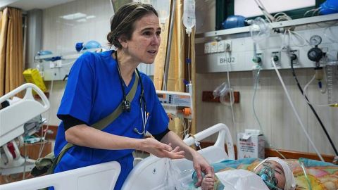 El duro relato de una doctora de EE.UU. que rompió en llanto ante un comité de la ONU al explicar la situación en Gaza