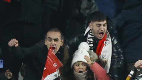 MADRID, 14/12/2024.- El delantero del Rayo Vallecano, Isaac Palazón "Isi", celebra el tercer gol de su equipo durante el encuentro correspondiente a la jornada 17 de Laliga EA Sports que disputan hoy sábado Rayo Vallecano y Real Madrid en el estadio de Vallecas, en Madrid. EFE / Juanjo Martín.