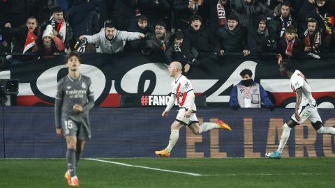 MADRID, 14/12/2024.- El delantero del Rayo Vallecano, Isaac Palazón "Isi", celebra el tercer gol de su equipo durante el encuentro correspondiente a la jornada 17 de Laliga EA Sports que disputan hoy sábado Rayo Vallecano y Real Madrid en el estadio de Vallecas, en Madrid. EFE / Juanjo Martín.