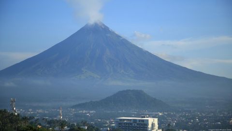 Filipinas inicia evacuación por erupción de volcán Kanlaon