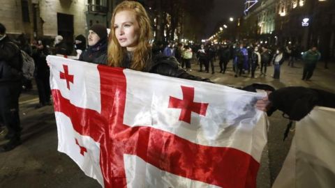 Las manifestaciones contra el gobierno en Georgia que le exigen acercarse a Europa y menos vínculos con Rusia