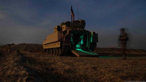 Un soldado estadounidense junto a vehículos de combate en un puesto de control el pasado 30 de octubre de 2020 en el norte de Siria.