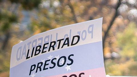 Cientos de venezolanos se concentraron en Madrid, frente a la Representación de la Comisión del Parlamento Europeo en España.